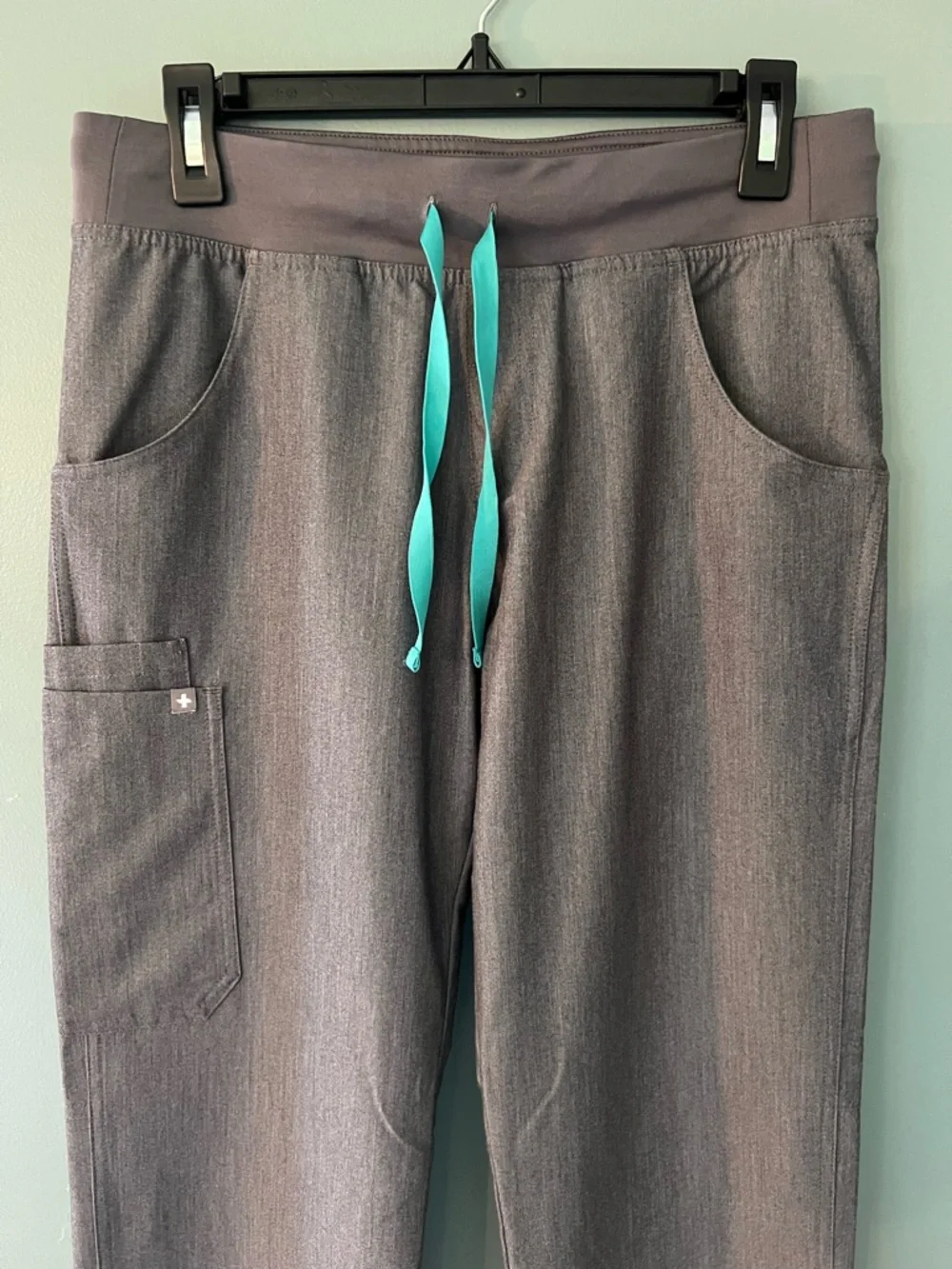 FIGS Kade Cargo Scrub Pants in Graphite - size (S)